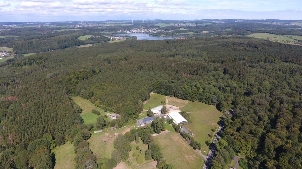 Luftaufnahme der Landschaft rund um den Schweizerhof